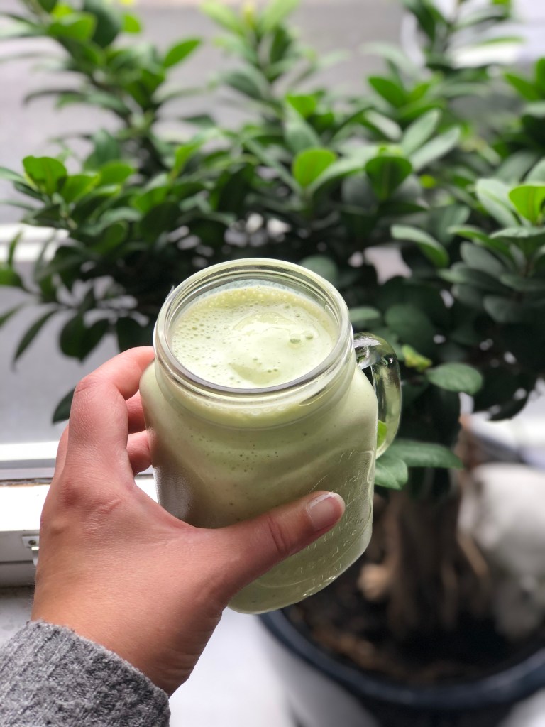 En flot, grøn smoothie i et vindue.