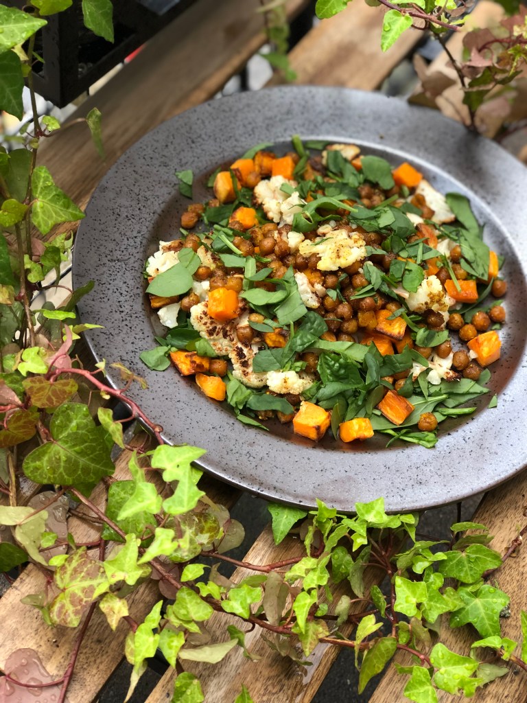 Lækker efterårssalat med kikærter, blomkål og sweet potato.