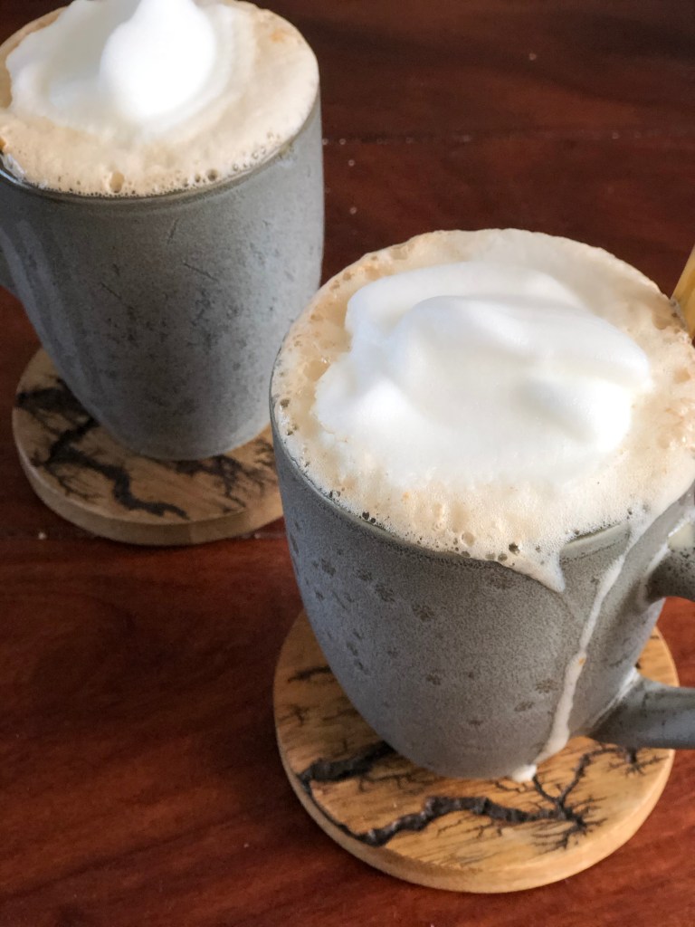 To kopper cappuccino med lækker skummet mælk på toppen.