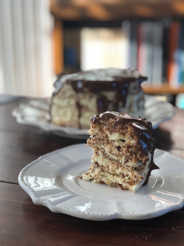 Glutenfri “Daim” dessert-lagkage m. ristede mandler og&nbsp;chokoladeglace