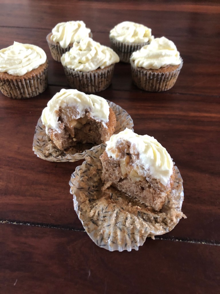 Et kig på det karameliserede fyld 
indeni de lækre apple pie cupcakes.