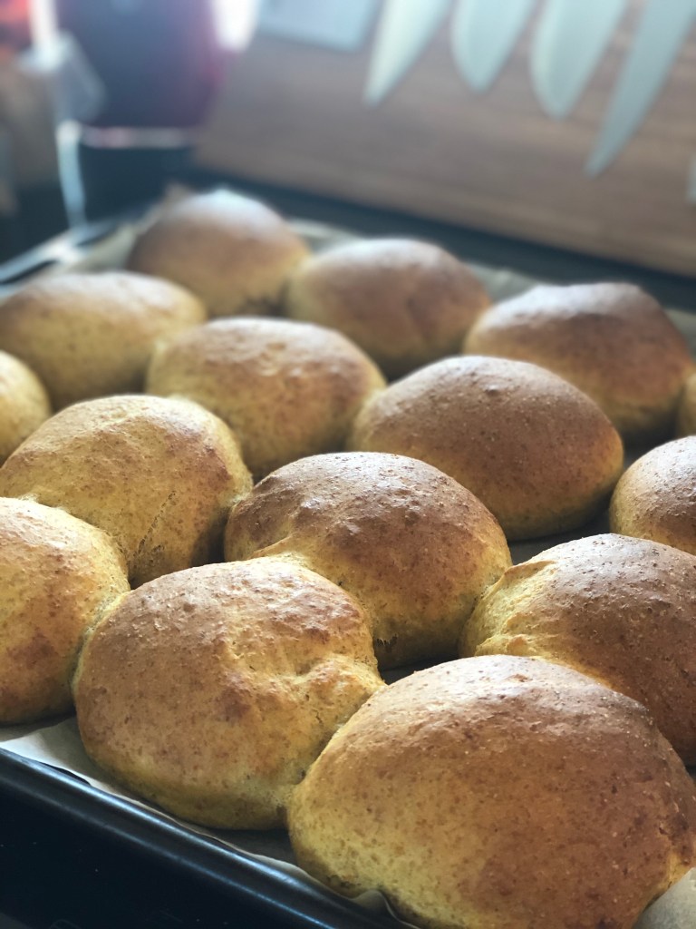 Lækre, bløde gulerodsboller med grahamsmel.