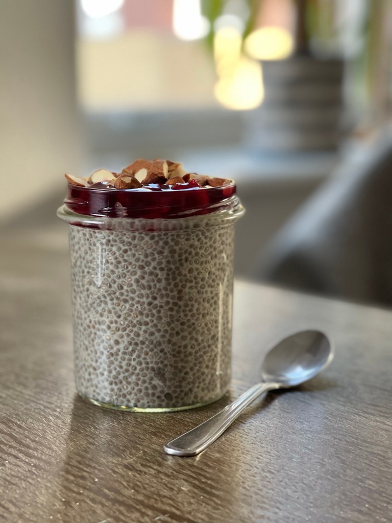 Chiagrød á la risalamande

Et patentglas, fyldt med smukke chiafrø, som har opsuget risdrikken. Pyntet med smuk, bordeaux kirsebærsauce og grofthakkede, ristede mandler. 

Der ligger en ske parat. Bare tag en bid.