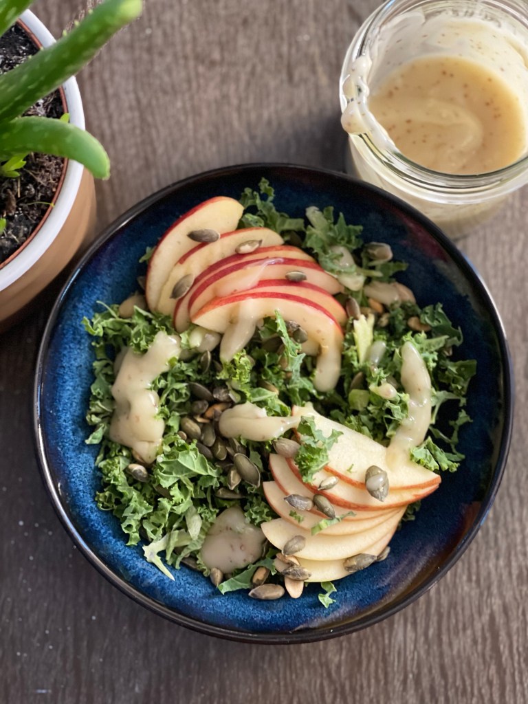 Grønkål, æbler og sennepsvinaigrette--i lækker symfoni.