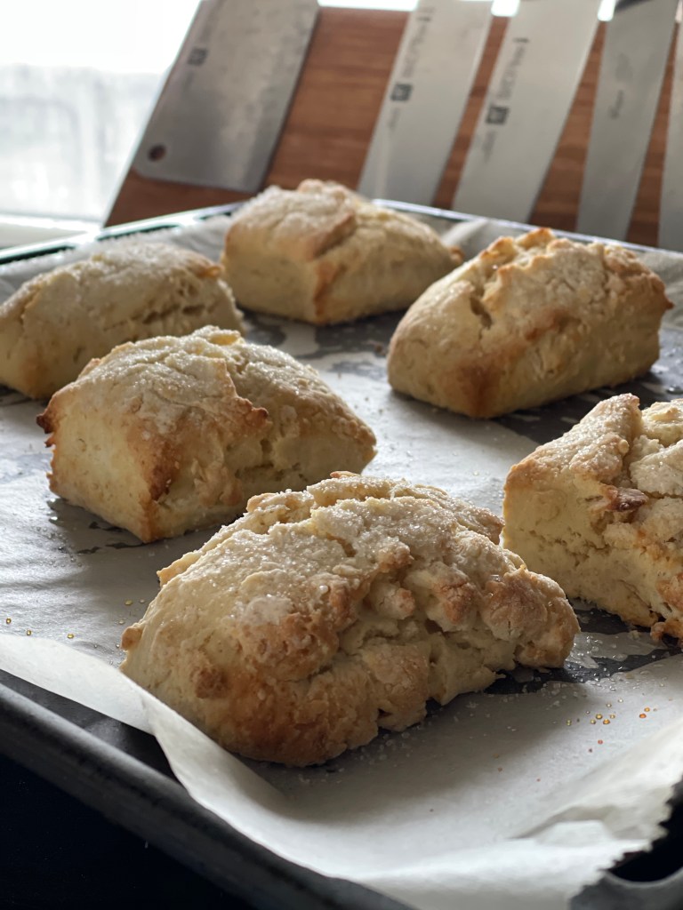 Nybagte scones med sukkerdrys. Perfekt til en kold dag i sneen.