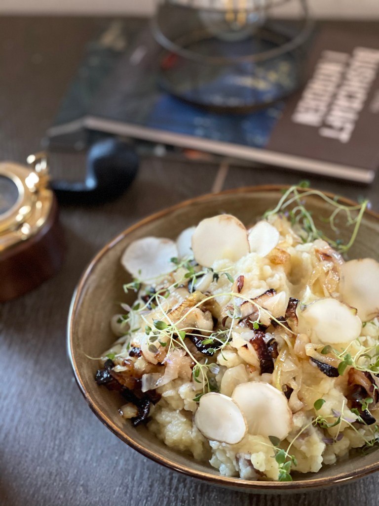 Mos med løg, jordskokker og blød timian.