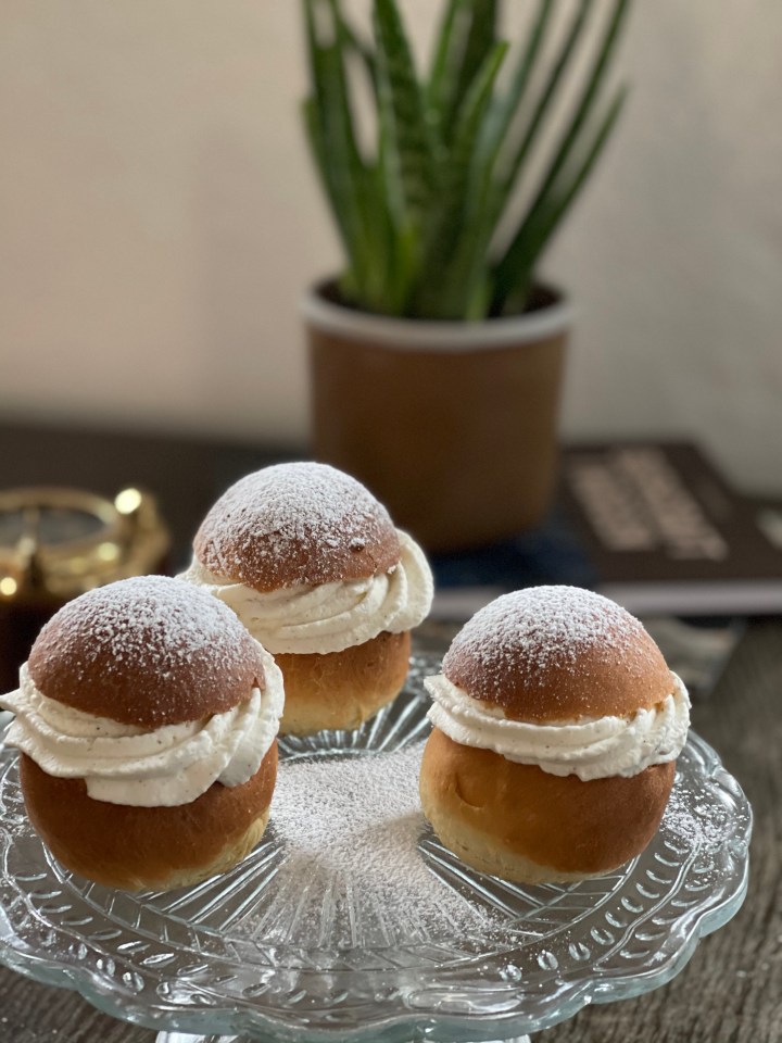 Semlor – den svenske fastelavnsbolle, med&nbsp;mandelfyld