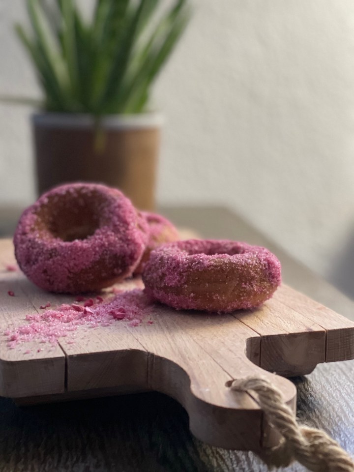 Krydrede kage donuts med&nbsp;hindbærsukker