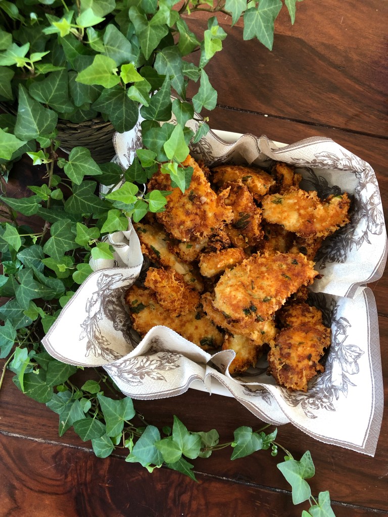 Lækre sprødstegte stykker kyllingebryst--perfekt tilbehør til næsten alting!