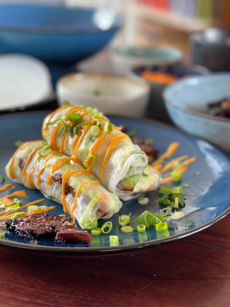 Et forslag til hvordan du kan bruge dine shiitakesvampe, er blandt andet som fyld i rispapirsruller--som dem her!