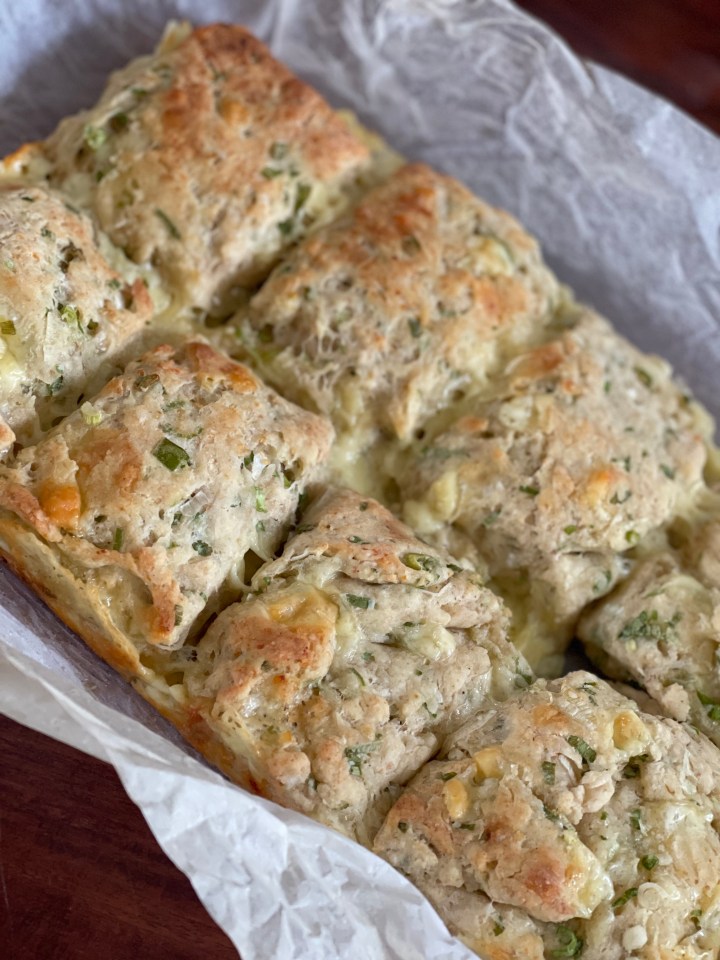 Scones med forårsløg og TRE forskellige&nbsp;oste