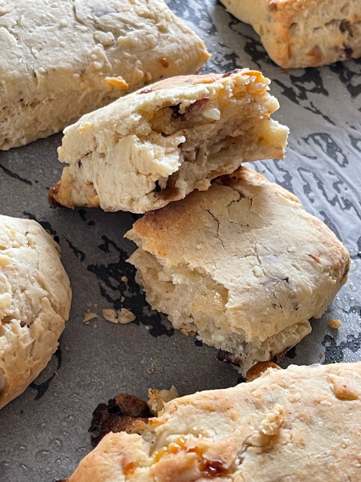 Smørbløde scones med hvid chokolade og&nbsp;bacon