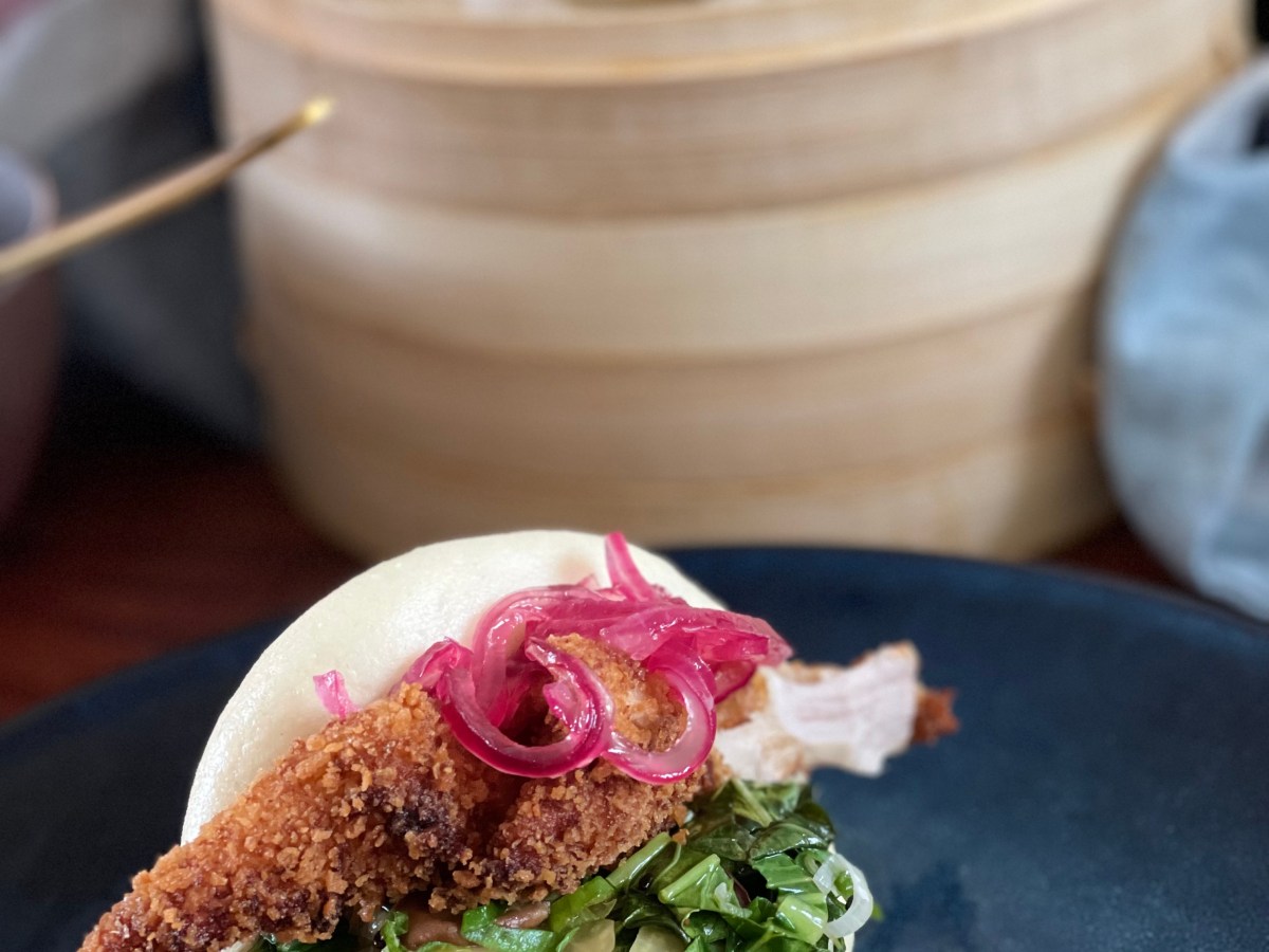 Vegetariske bao boller med dybstegte bananblomster, pak choy og syltede&nbsp;rødløg