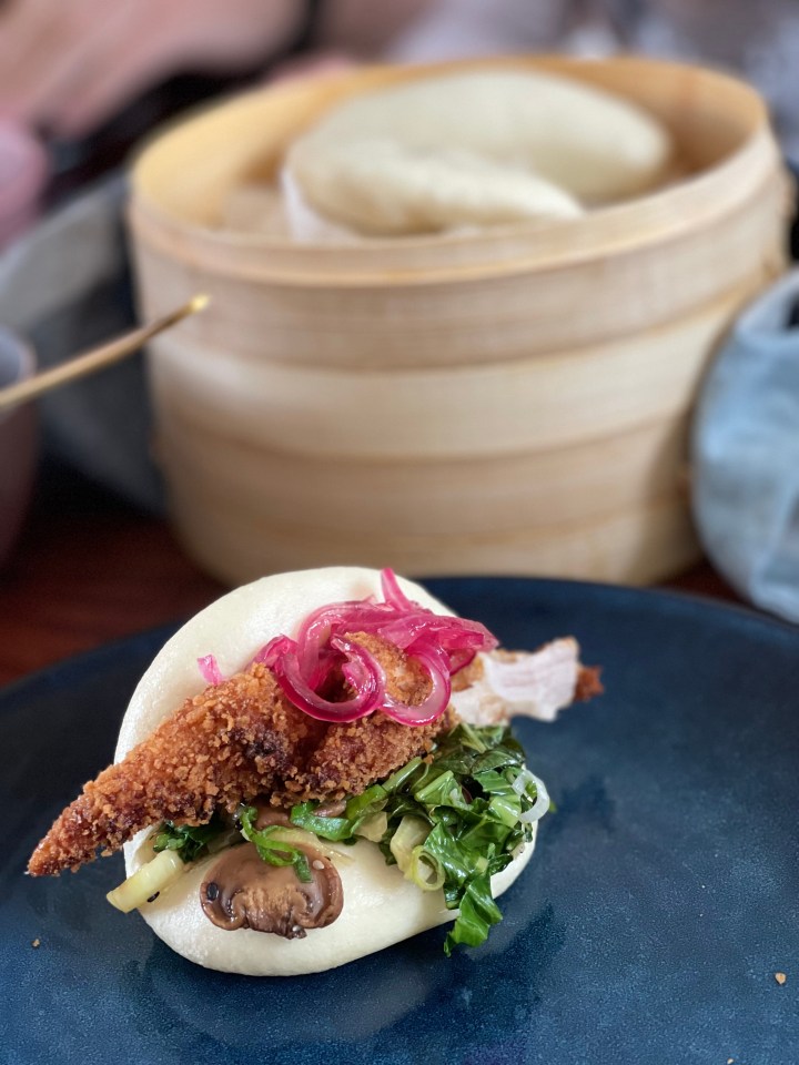 Vegetariske bao boller med dybstegte bananblomster, pak choy og syltede&nbsp;rødløg