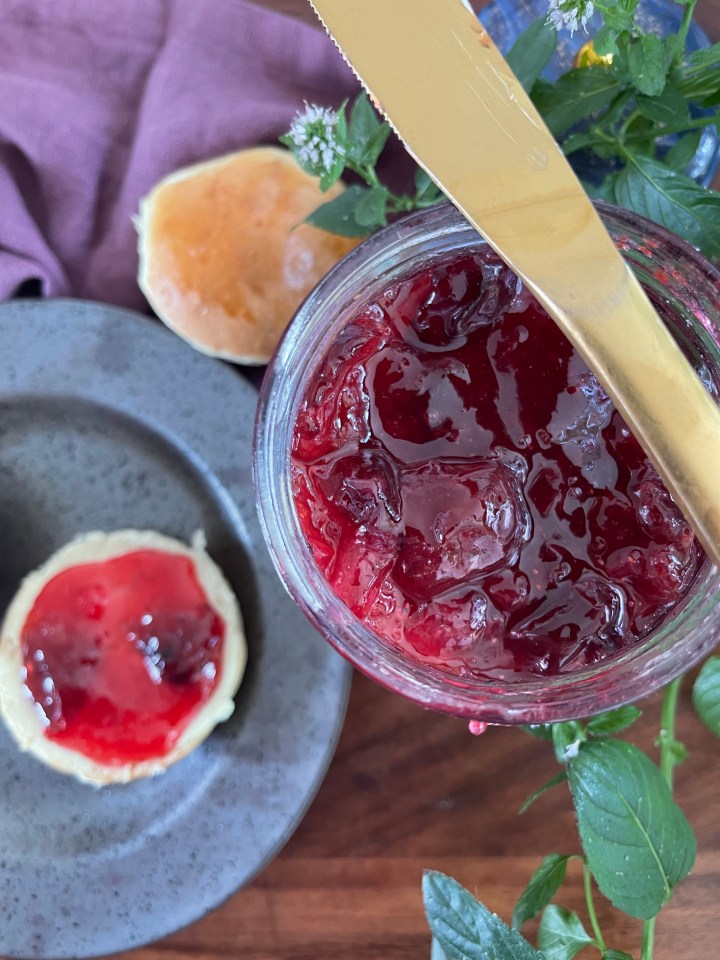 Blommesyltetøj med lommer af jordbær–tag sensommeren med ind i&nbsp;efteråret